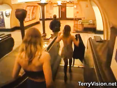 Шалавы бродят по ночному лондонскому метро и занимаются сексом