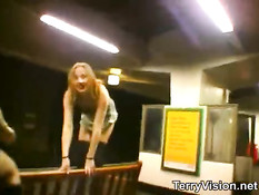 Шалавы бродят по ночному лондонскому метро и занимаются сексом