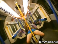 Шалавы бродят по ночному лондонскому метро и занимаются сексом