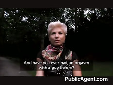 За 100 евро блондинка согласилась сделать минет в автомобиле парня