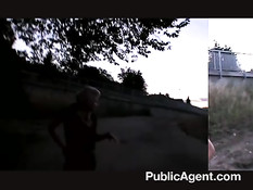 За 100 евро блондинка согласилась сделать минет в автомобиле парня