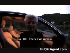 За 100 евро блондинка согласилась сделать минет в автомобиле парня