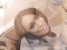 Jasmine Byrne в сетчатой блузке трахается с двумя горячими парнями