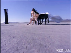 Горячая брюнетка Asia Carrera занимается гламурным сексом у рояля