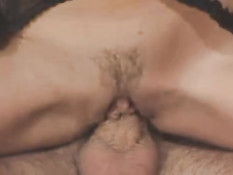 Jenna Jameson отсасывает парню длинный хуй и садится на него сверху