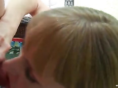 Дама трахается с парнем и дрочит член, пока он не кончает ей в лицо