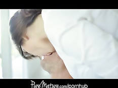 Женщина приходит с работы домой и занимается сексом со своим мужем