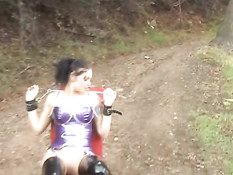 Строгая женщина в противогазе отшлёпала девку с пирсингом сосков