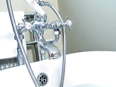 Сексуальная богиня приковала парня к кровати и поработала с членом