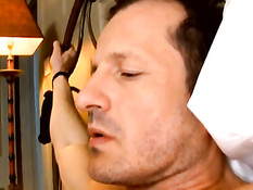 Сексуальная богиня приковала парня к кровати и поработала с членом