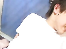 Азиатский гей сделал хороший минет и трахнулся с приятелем на полу