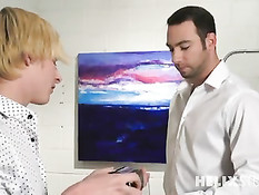 Гламурные геи встретились на выставке картин и занялись любовью