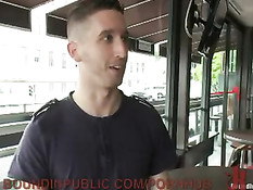 Порно клип ролевых сексуальных игр молодых геев в городском баре