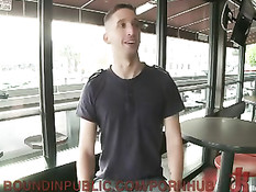 Порно клип ролевых сексуальных игр молодых геев в городском баре