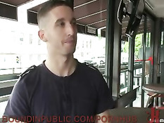 Порно клип ролевых сексуальных игр молодых геев в городском баре