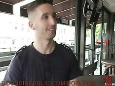 Порно клип ролевых сексуальных игр молодых геев в городском баре