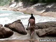 Порно клип с темнокожим геем трахающим своего приятеля на берегу