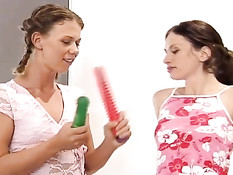 Девушки с лесбийскими наклонностями работали языками и игрушками