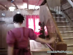 Страстная немецкая лесбийская пара занимается любовью в домике