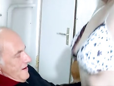 Немецкая дамочка Аманда занимается сексом со старым сантехником