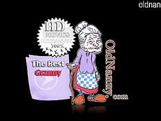 Девчонка трахает старую женщину страпоном, а себя длинным членом