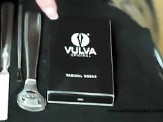 Госпожа показывает рабу в латексном костюме настоящий фут фетиш