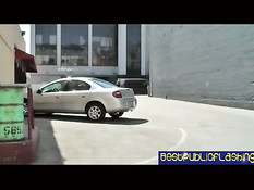 Молодая Scarlett Fay гуляет голышом по автостоянке и мастурбирует