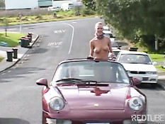 Порно клип с молодой сучкой мастурбирующей в салоне своего Porsche