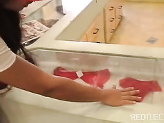 Шалава встретила в парке парня и занялась с ним сексом на скамейке