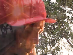 Шалава встретила в парке парня и занялась с ним сексом на скамейке