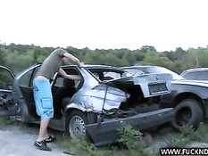 Парень занимается сексом с молодой шалавой у разбитого автомобиля