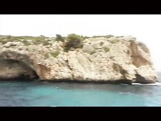 Блондинка с татуировкой на предплечье трахается с мужиком на яхте