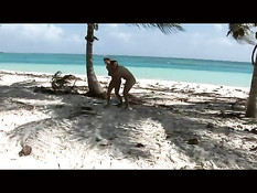 Анальный и вагинальный секс на пляже с девкой с волосатым лобком