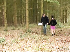 Молодая пара гуляла по осеннему лесу и решила заняться любовью