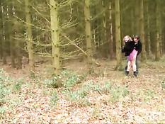 Молодая пара гуляла по осеннему лесу и решила заняться любовью