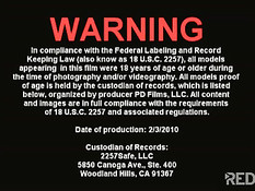 Деваха ложится на кровать и мастурбирует розовым фаллоимитатором