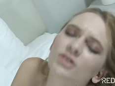 Деваха ложится на кровать и мастурбирует розовым фаллоимитатором