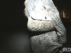 Деваха ложится на кровать и мастурбирует розовым фаллоимитатором