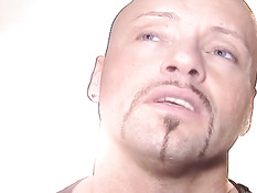 Симпатичная мулатка в сетчатых колготках отсосала белому мужчине