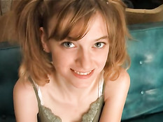 19-летняя девчонка с хвостиками на полу трахается раком с мужчиной