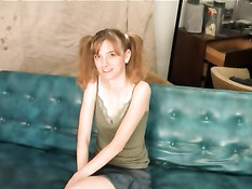 19-летняя девчонка с хвостиками на полу трахается раком с мужчиной