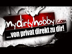 Голая девка в чулках мастурбирует на кровати, а парень наблюдает