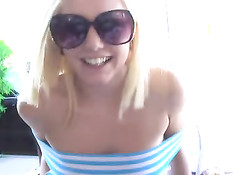 Извращённая блондинка посещает кафе без трусиков и мастурбирует