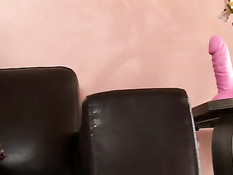 Блондинка с тату на лобке наслаждается оральным сексом с азиаткой