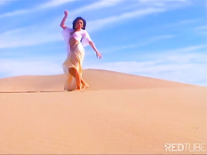 Путник в пустыне натыкается на кровать в которой его ждёт Mika Tan