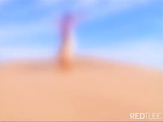 Путник в пустыне натыкается на кровать в которой его ждёт Mika Tan