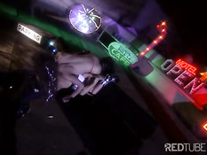 Полицейский на стоянке занимается сексом с азиатскими девушками