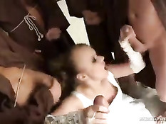 Распутная невеста в свадебном платье ебётся с похотливыми монахами