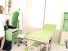 Возбуждённая медсестра трахает себя медицинскими инструментами