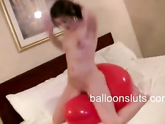 Симпатичные девушки любят тереться кисками об надувные игрушки